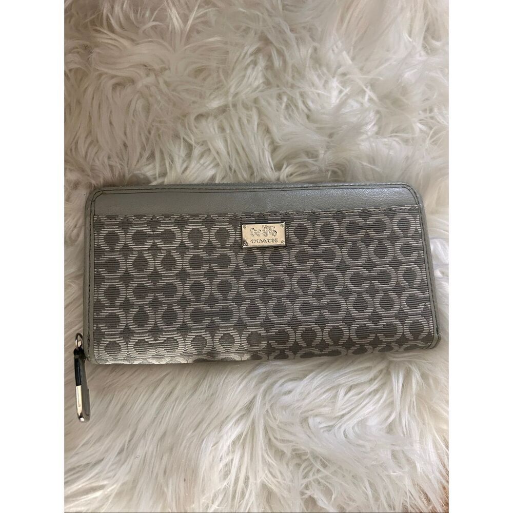 Coach Madison Needlepoint Op Art Accordion Zip Wallet light gray RARE